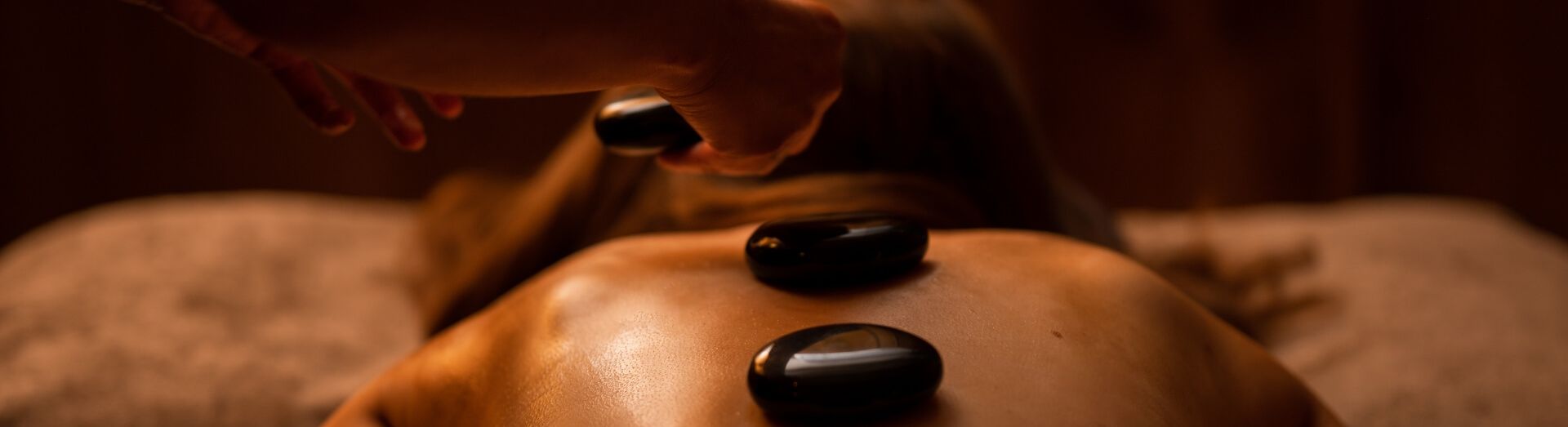 Hot stone massage treatment (1)